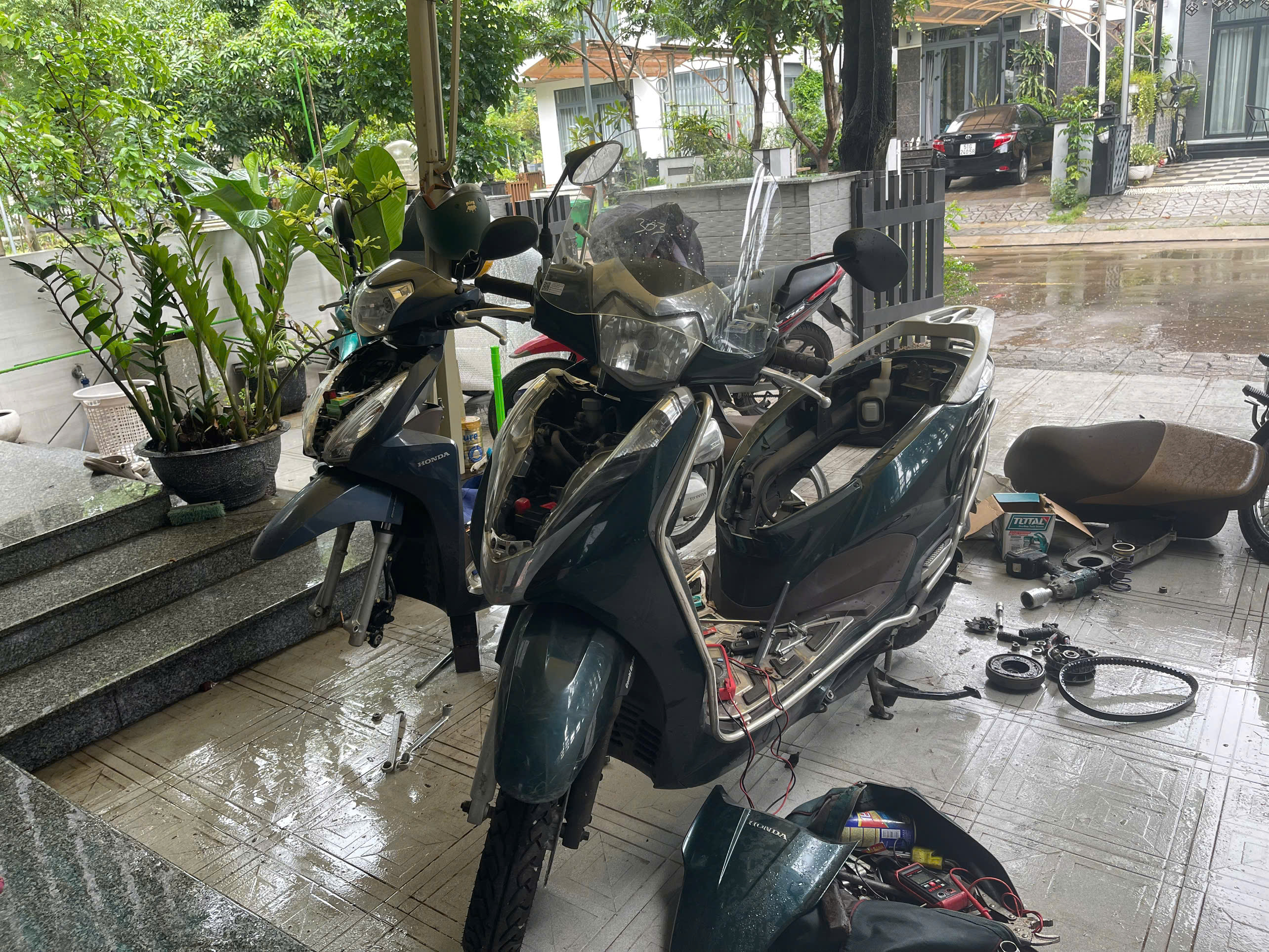 Hình ảnh thực tế kỹ thuật viên sửa xe máy tận nơi tại TP.HCM